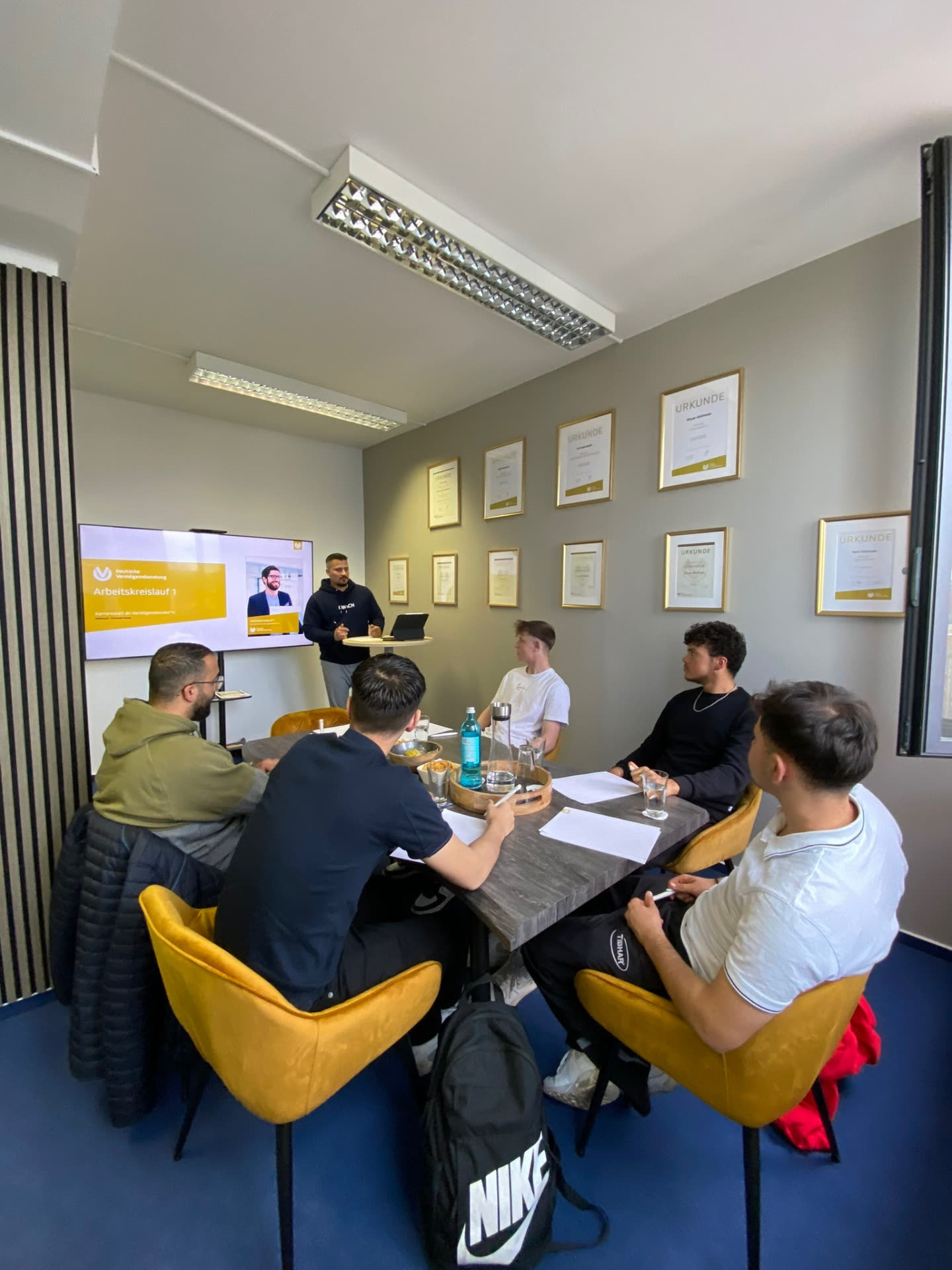 Team Sahab im Besprechungsraum während eines Workshops