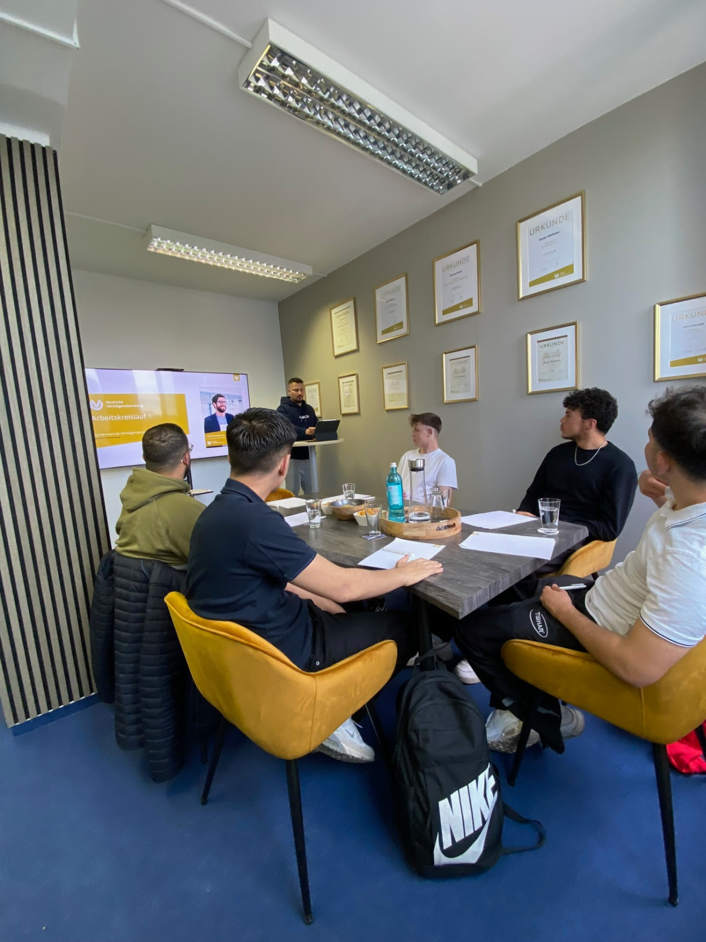 Besprechungsraum mit Urkundenwand während einer Nachwuchsschulung
